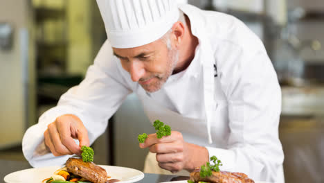 Un-Chef-Caucásico-Sonriente-Con-Delantal-Preparando-Comida-En-Una-Cocina-Profesional.
