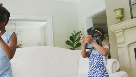 Glückliche-Afroamerikanische-Mädchen-Mit-VR-Headsets-Im-Wohnzimmer