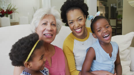 Porträt-Einer-Glücklichen-Afroamerikanischen-Großmutter-Mit-Erwachsener-Tochter-Und-Enkelinnen-Im-Wohnzimmer