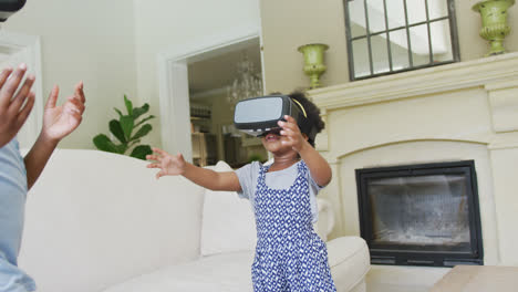 Glückliche-Afroamerikanische-Mädchen-Mit-VR-Headsets-Im-Wohnzimmer