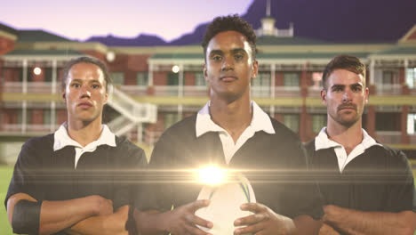 Animation-Von-Leuchtenden-Lichtern-über-Verschiedenen-Rugbyspielern,-Die-Einen-Ball-Auf-Einem-Rugbyfeld-Halten