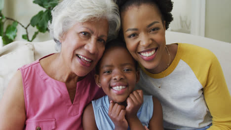 Porträt-Einer-Glücklichen-Afroamerikanischen-Großmutter-Mit-Erwachsener-Tochter-Und-Enkelin
