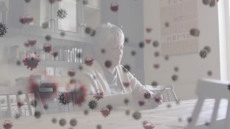 Animation-Von-Viruszellen-über-Einer-Gemischtrassigen-Seniorin,-Die-Zu-Hause-Ihr-Smartphone-Benutzt