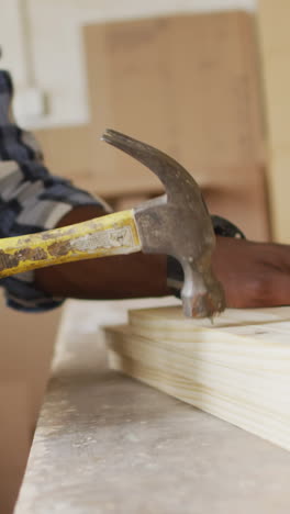 Hombre-Afroamericano-Trabajando-En-Un-Proyecto-De-Carpintería-En-Casa