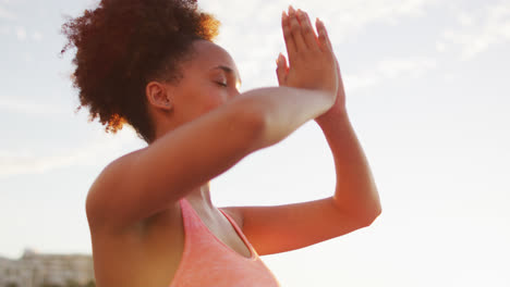 Afroamerikanische-Frau-Praktiziert-Yoga-Und-Meditiert-Auf-Den-Felsen-In-Der-Nähe-Des-Meeres