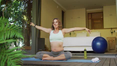 Mujer-Embarazada-Caucásica-Relajada-Practicando-Yoga-En-La-Estera-En-Casa