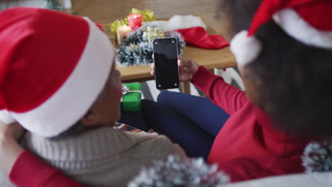 Afroamerikanische-Mutter-Und-Erwachsene-Tochter-Per-Smartphone-Weihnachtsvideoanruf,-Kopierraum,-Zeitlupe
