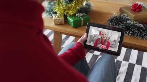 Albino-Mann-Winkt-Und-Nutzt-Tablet-Für-Weihnachts-Videoanruf-Mit-Lächelnder-Frau-Auf-Dem-Bildschirm