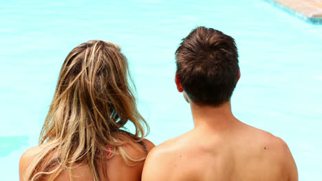 Sexy-Paar-Sitzt-Am-Pool-Im-Urlaub