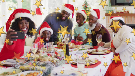 Gelbe-Sterne-Gegen-Eine-Afroamerikanische-Familie,-Die-Während-Des-Weihnachtsessens-Ein-Selfie-Macht