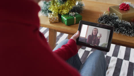Albino-Mann-Winkt-Und-Nutzt-Tablet-Für-Weihnachts-Videoanruf-Mit-Lächelnder-Frau-Auf-Dem-Bildschirm
