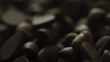 Video-Einer-Nahaufnahme-Eines-Hintergrunds-Mit-Mehreren-Schokoladenstückchen