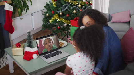 Afroamerikanische-Mutter-Und-Tochter,-Die-Zu-Weihnachten-Zu-Hause-Einen-Videoanruf-Auf-Dem-Laptop-Führen