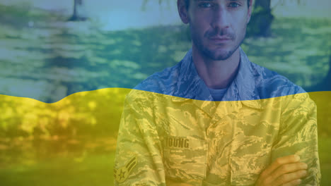 Animation-Der-Flagge-Der-Ukraine-über-Einem-Gemischtrassigen-Männlichen-Soldaten