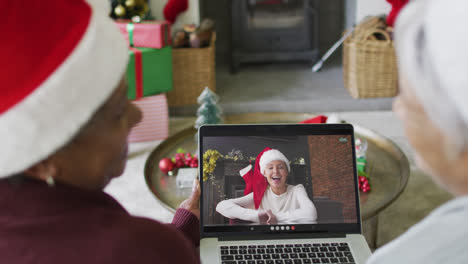 Verschiedene-ältere-Freundinnen-Nutzen-Laptop-Für-Einen-Weihnachtsvideoanruf-Mit-Einer-Glücklichen-Frau-Auf-Dem-Bildschirm