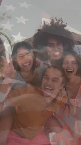 Animation-Der-Flagge-Der-Vereinigten-Staaten-Von-Amerika-über-Glückliche,-Vielfältige-Freunde-Am-Strand