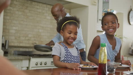 Felices-Abuelos-Afroamericanos-Con-Nietas-Desayunando-Y-Hablando