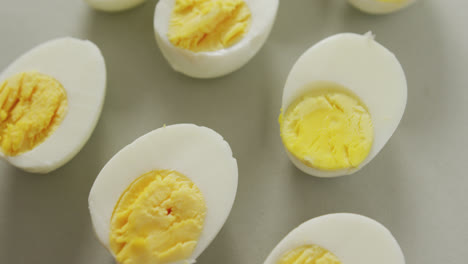 Video-Einer-Nahaufnahme-Von-Hälften-Hartgekochter-Eier-Auf-Grauem-Hintergrund