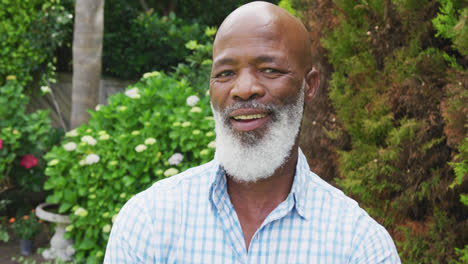 Porträt-Eines-Lächelnden-älteren-Afroamerikanischen-Mannes,-Der-Im-Garten-In-Die-Kamera-Blickt