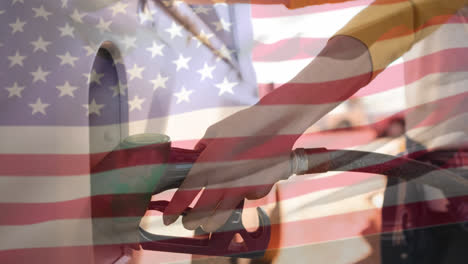 Animation-Einer-Wehenden-US-Flagge-über-Einer-Frau-An-Der-Tankstelle