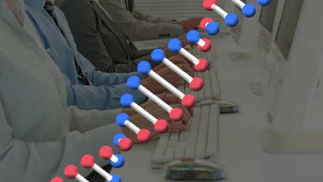 Animation-Einer-DNA-Helix-über-Dem-Mittelteil-Verschiedener-Kundendienstmitarbeiter,-Die-Am-Computer-Arbeiten