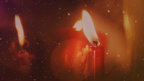 Animation-Von-Fallendem-Schnee-Und-Lichtpunkten-über-Kerzen-Zu-Weihnachten