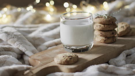 Video-Von-Weihnachtsplätzchen,-Einem-Glas-Milch-Und-Kopierraum-Auf-Weißem-Hintergrund