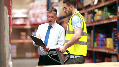 Warehouse-worker-talking-with-his-manager