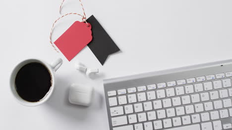 Video-Von-Computertastatur,-Tasse-Kaffee,-Kopfhörern,-Geschenkanhängern-Mit-Kopierplatz-Auf-Weißem-Hintergrund
