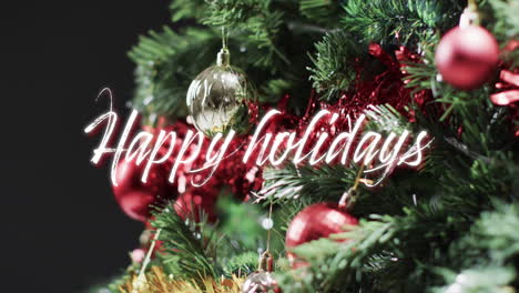 Felices-Fiestas-Texto-En-Blanco-Sobre-Decoraciones-En-El-árbol-De-Navidad-En-Negro