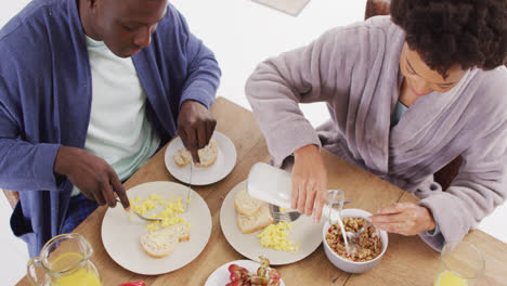 Video-Eines-Glücklichen-Afroamerikanischen-Paares-Beim-Gemeinsamen-Frühstück