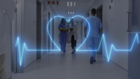 Animación-Del-Monitor-De-Frecuencia-Cardíaca-Sobre-Diversas-Doctoras-Y-Trabajadoras-De-La-Salud-Discutiendo-En-El-Hospital