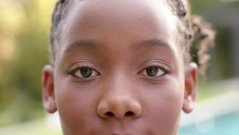 Retrato-De-Cerca-Feliz-Niña-Afroamericana-Sonriendo-En-El-Jardín,-En-Montion-Lento