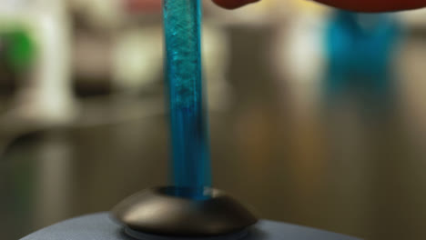 Wissenschaftler-Mischen-Reagenzglas-Mit-Zentrifuge
