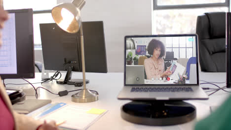 Laptop-Mit-Videoanruf-Mit-Afroamerikanischer-Geschäftsfrau-Auf-Dem-Bildschirm