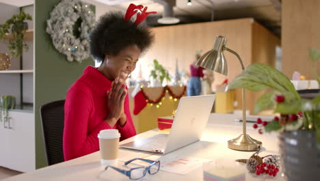 Mujer-De-Negocios-Afroamericana-Casual-Haciendo-Videollamadas-En-La-Oficina-En-Navidad,-Cámara-Lenta