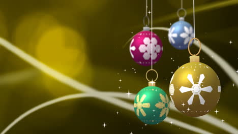 Bunte-Weihnachtskugeln-Und-Weiße-Sterne-über-Kurven-Und-Gelbe-Bokeh-Lichter-Drehen,-Kopierraum