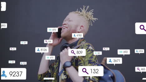 Animation-Der-Social-Media-Datenverarbeitung-über-Einen-Albino-Mann,-Der-In-Der-Stadt-Sein-Smartphone-Benutzt