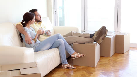 Attraktives-Paar-Entspannt-Auf-Der-Couch