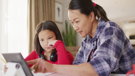 Video-Einer-Glücklichen-Asiatischen-Mutter-Und-Tochter,-Die-Gemeinsam-Hausaufgaben-Machen