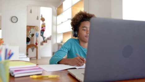 Afroamerikanischer-Junge-Mit-Kopfhörern,-Mit-Laptop-Für-Online-Unterricht,-Zeitlupe