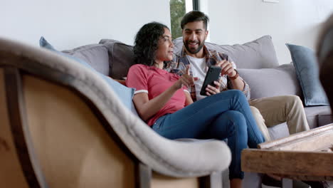 Junges-Asiatisches-Paar-Genießt-Einen-Entspannten-Moment-Auf-Der-Couch-Zu-Hause
