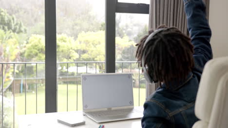 Afroamerikanischer-Junge,-Der-Einen-Laptop-Mit-Kopierplatz-Auf-Dem-Bildschirm-Für-Online-Unterricht-Zu-Hause-Verwendet,-Zeitlupe