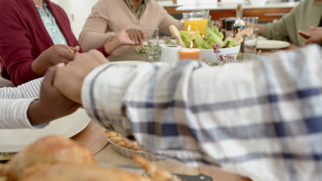 Glückliche-Afroamerikanische-Mehrgenerationenfamilie,-Die-Beim-Thanksgiving-Dinner-Händchen-Hält,-Zeitlupe