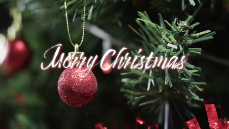 Frohe-Weihnachten-Text-In-Weiß-über-Rote-Christbaumkugel-Am-Weihnachtsbaum