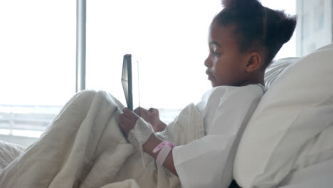 Afroamerikanisches-Mädchen-Mit-Tablet-Im-Krankenhausbett,-Zeitlupe