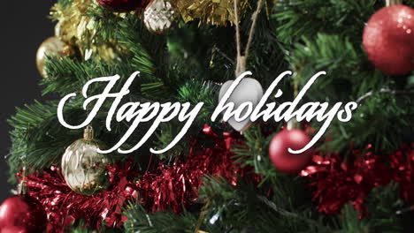 Frohe-Feiertage-Text-In-Weiß-über-Dekorationen-Am-Weihnachtsbaum