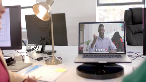 Laptop-Mit-Videoanruf-Mit-Afroamerikanischem-Geschäftsmann-Auf-Dem-Bildschirm