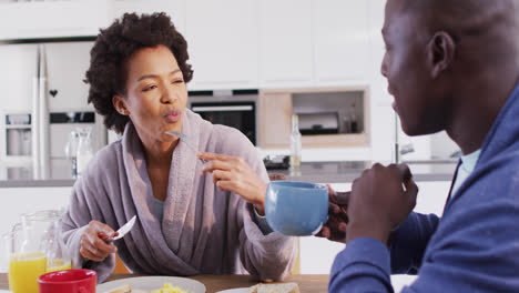 Vídeo-De-Una-Feliz-Pareja-Afroamericana-Desayunando-Juntos