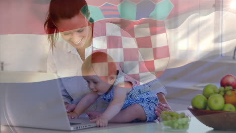 Composite-Video-Einer-Wehenden-Kroatischen-Flagge-Vor-Einer-Kaukasischen-Mutter-Und-Tochter,-Die-Zu-Hause-Einen-Laptop-Benutzen
